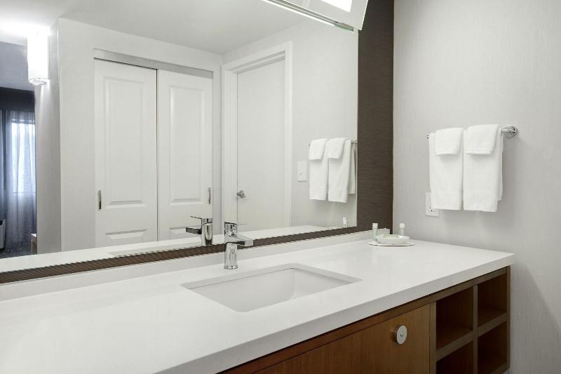 带大床的标准间, Courtyard By Marriott State College