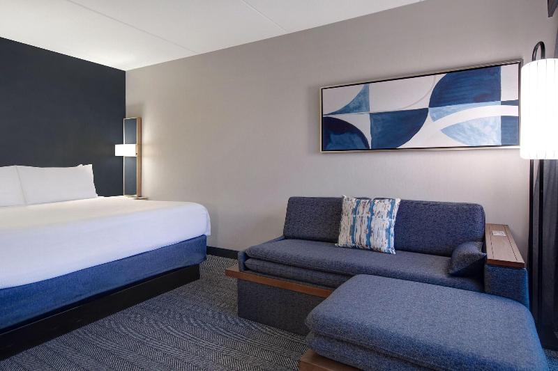 带大床的标准间, Courtyard By Marriott State College