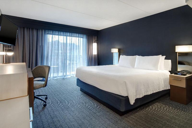 带大床的标准间, Courtyard By Marriott State College