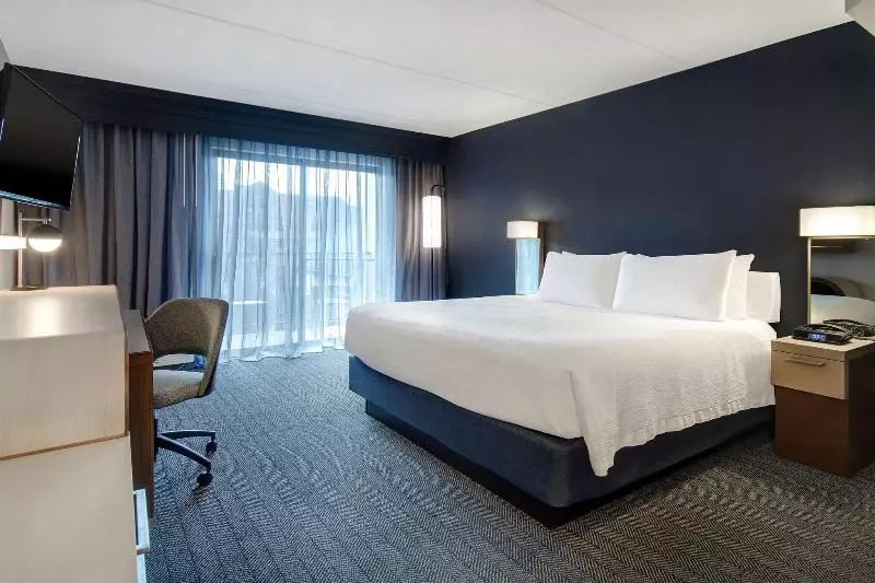 اتاق استاندارد با تخت بزرگ, Courtyard By Marriott State College
