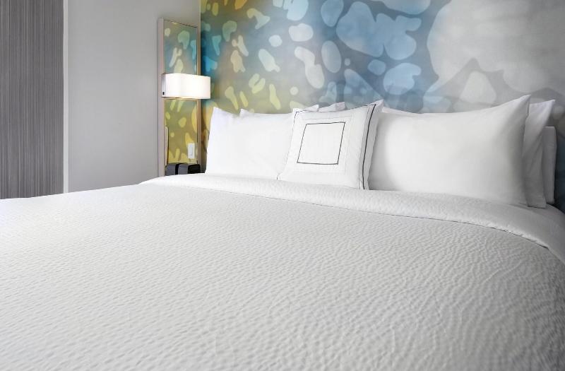 带大床的标准间, Courtyard By Marriott State College