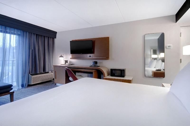 带大床的标准间, Courtyard By Marriott State College