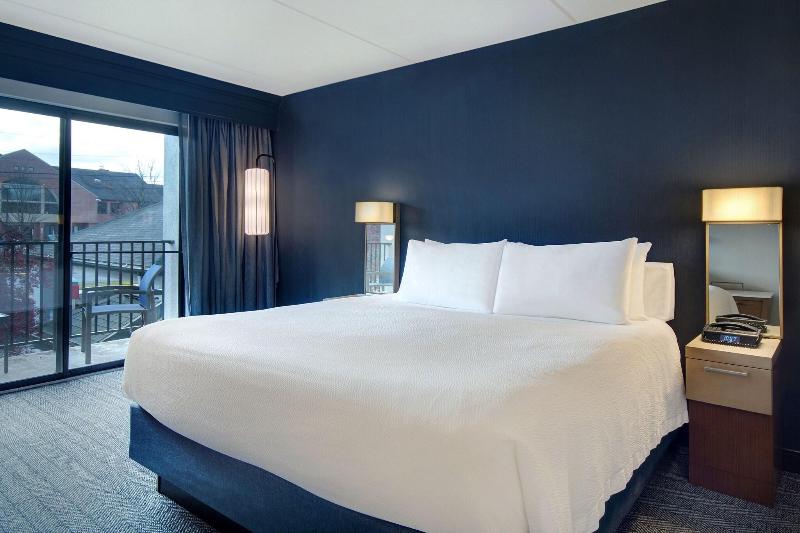 带大床的标准间, Courtyard By Marriott State College