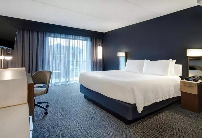 اتاق پرمیوم, Courtyard By Marriott State College