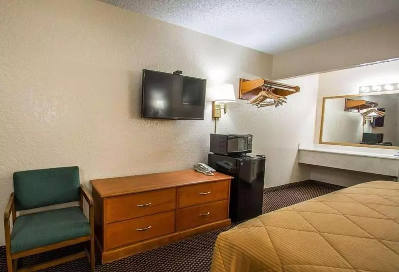 キングサイズベッドのスタンダードルーム, Rodeway Inn Fort Pierce I95