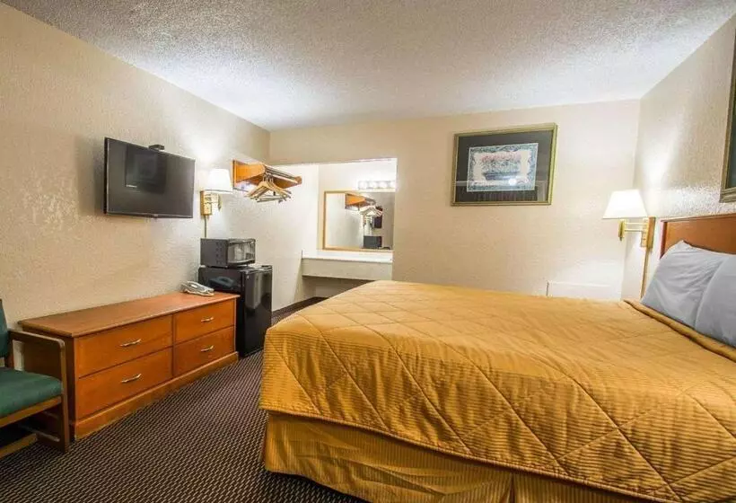 キングサイズベッドのスタンダードルーム, Rodeway Inn Fort Pierce I95