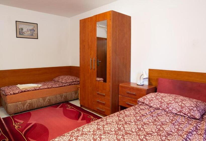 Quarto Triplo Estandar, Penzión Rozália
