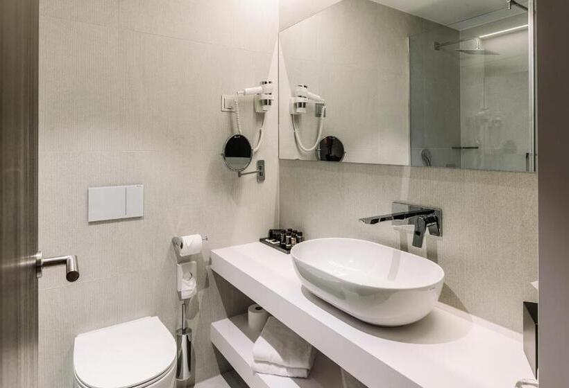 اتاق لوکس, A Plus