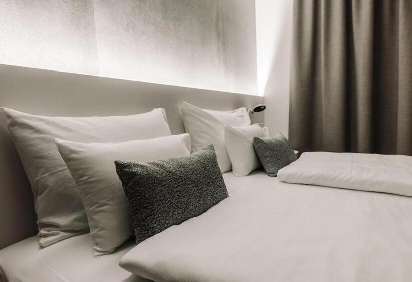 اتاق لوکس, A Plus