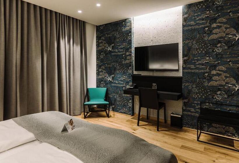 اتاق لوکس, A Plus