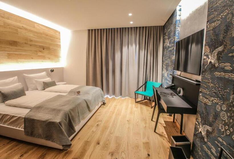 اتاق لوکس, A Plus