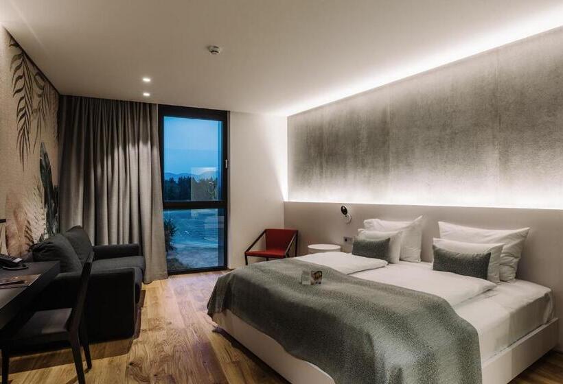 اتاق لوکس, A Plus