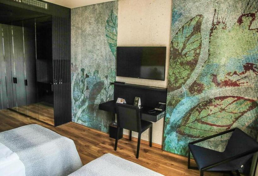 اتاق خانوادگی, A Plus