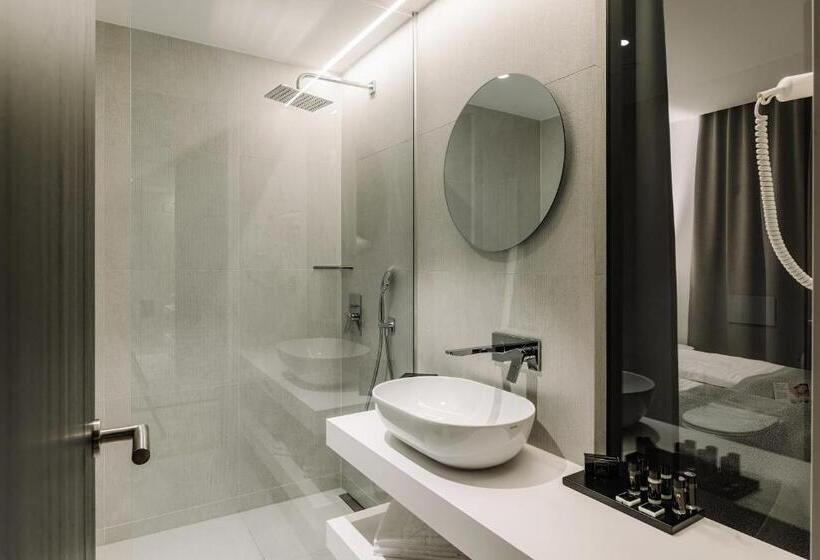 اتاق خانوادگی, A Plus