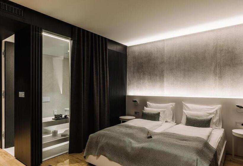 اتاق خانوادگی, A Plus