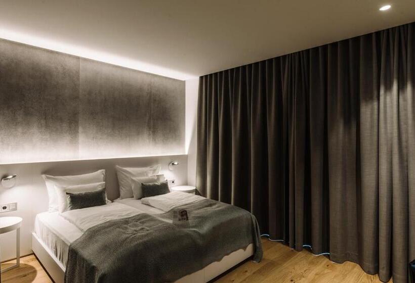 اتاق خانوادگی, A Plus