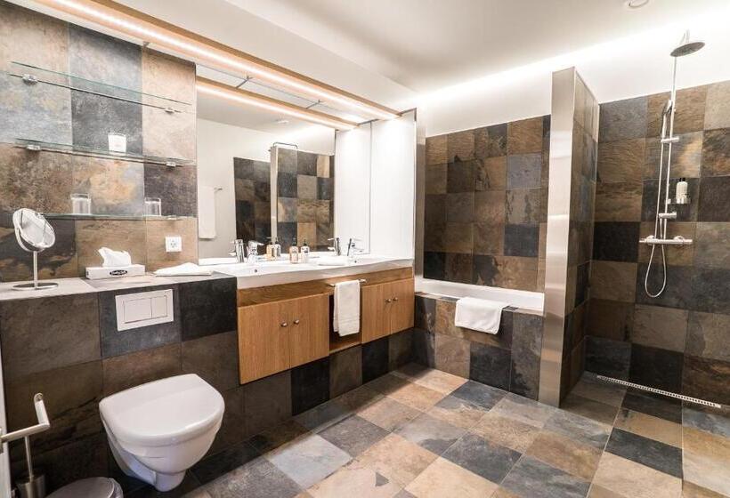 اتاق لوکس, Husafell