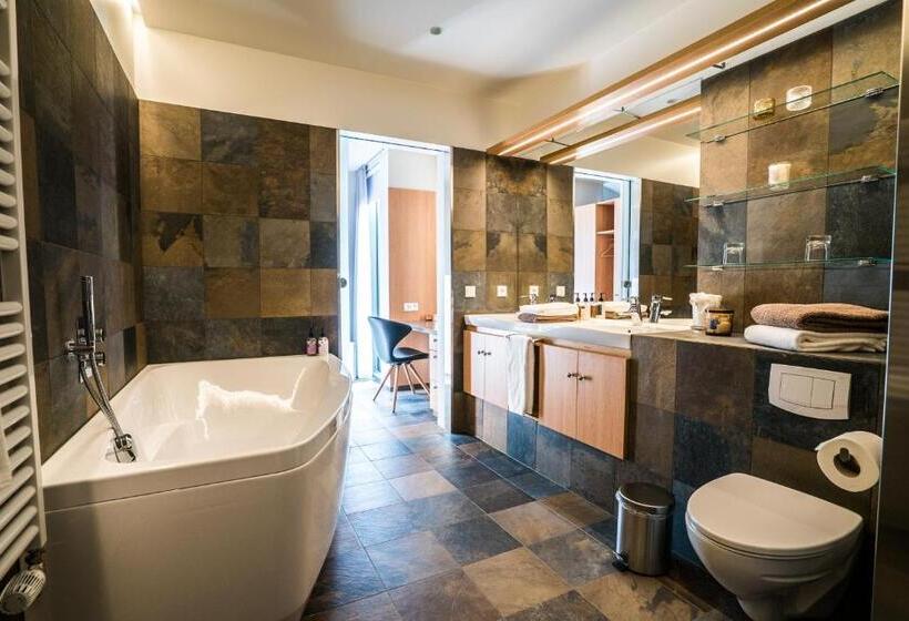 سوییت لوکس, Husafell