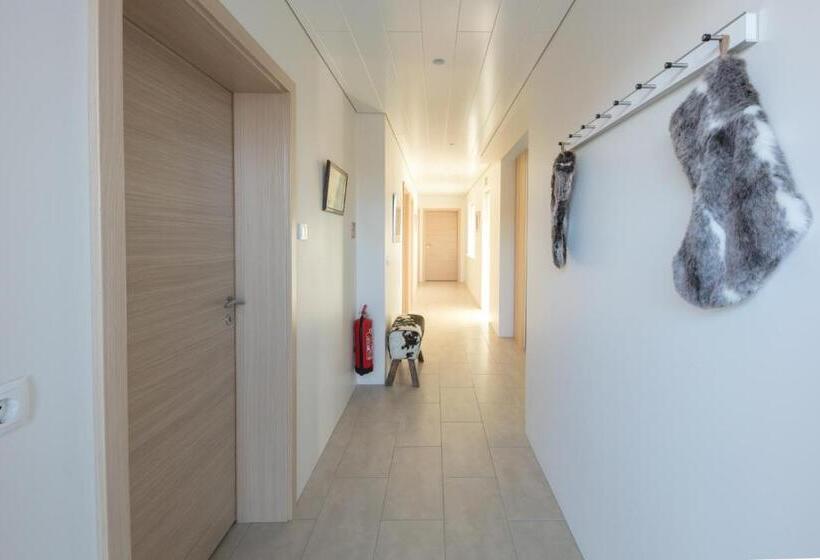 خانه 3 خوابه, Husafell