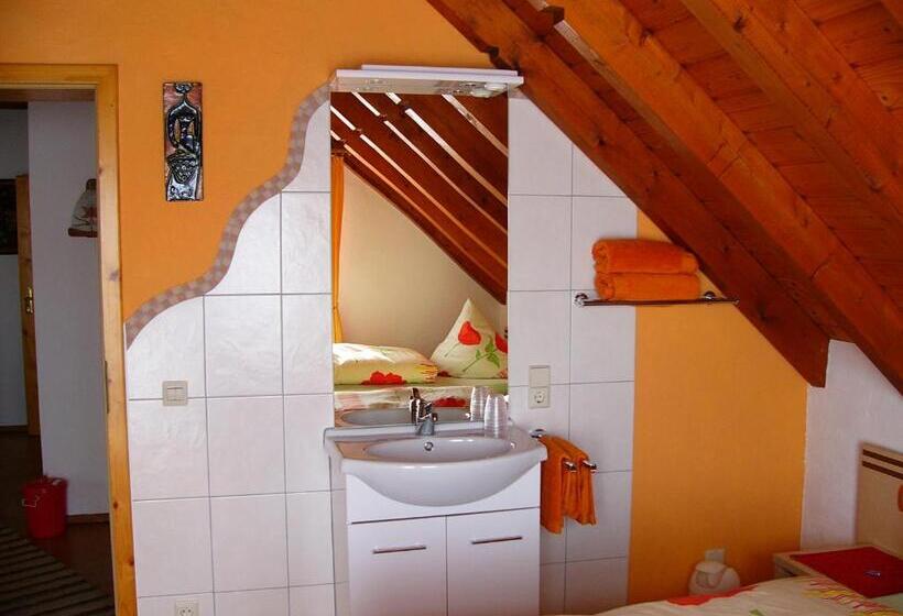 Номер Стандарт с Балконом, Gästezimmer Schanz Hilbel