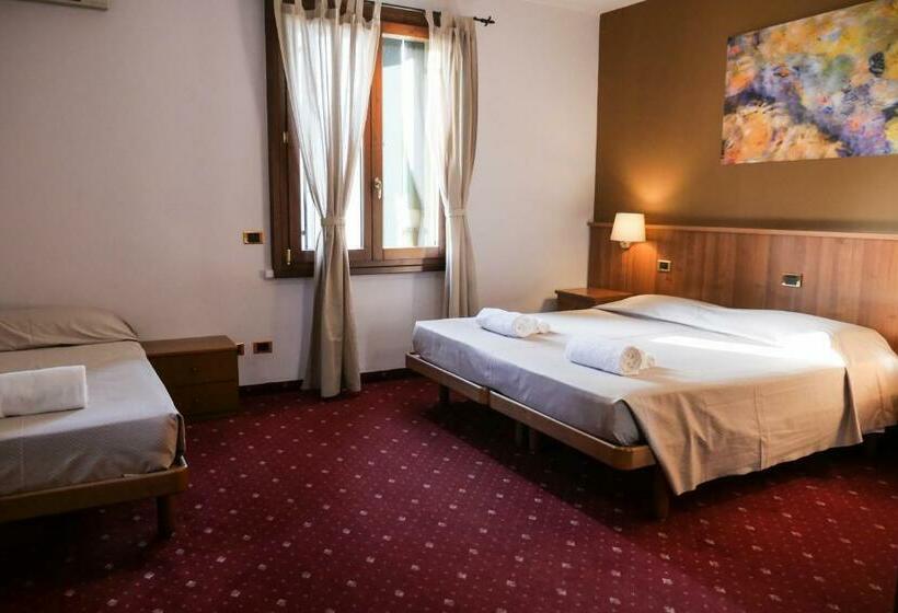 スタンダードトリプルルーム, Villanova