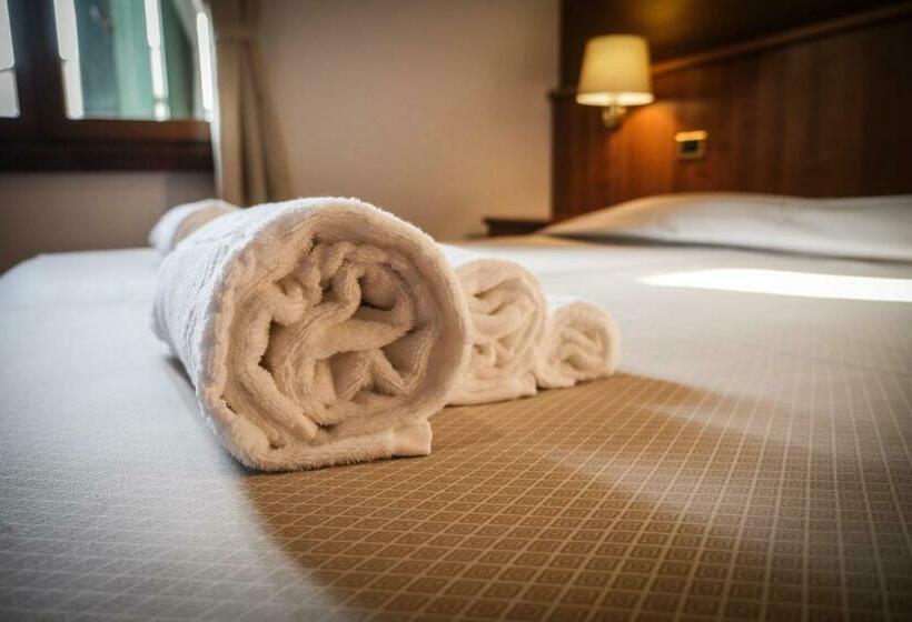 スタンダードトリプルルーム, Villanova