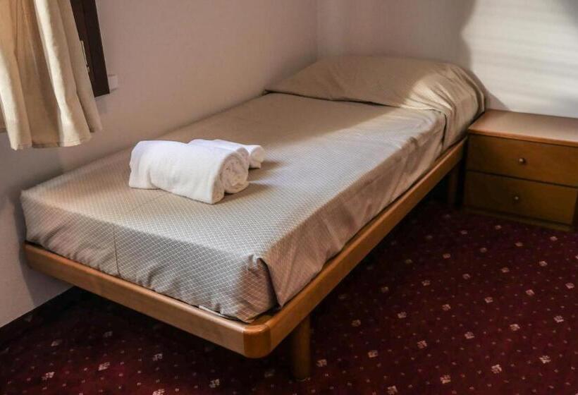 スタンダードトリプルルーム, Villanova