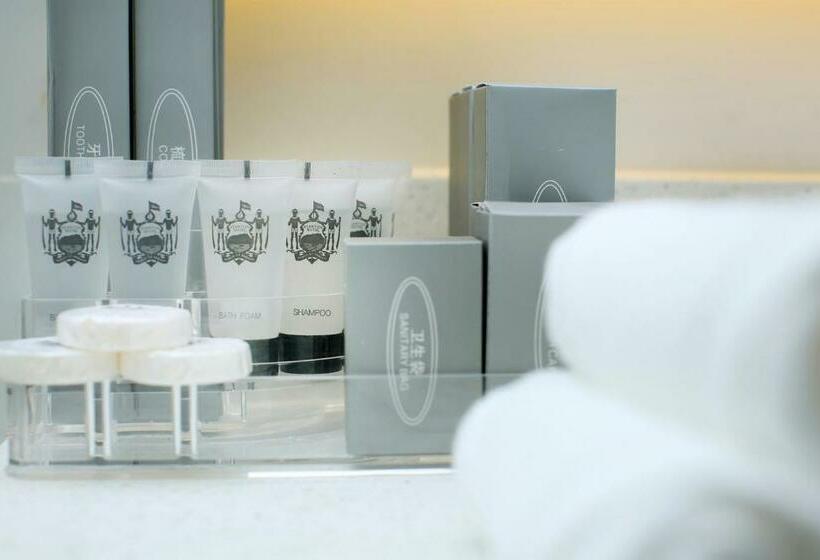 Quarto Familiar Deluxe, Stanton