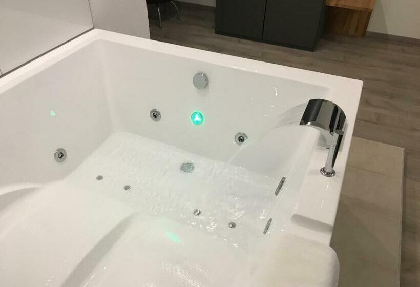 جناح جونيور, In Laisen