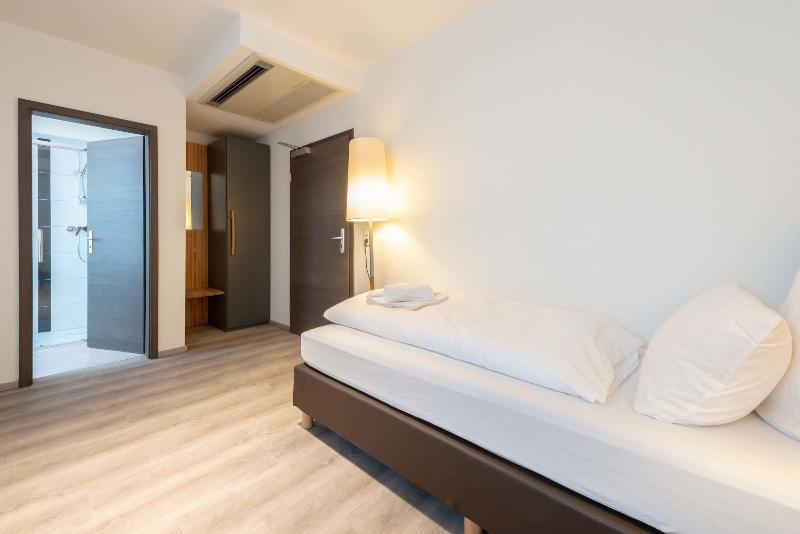 غرفة قياسية فردية, In Laisen