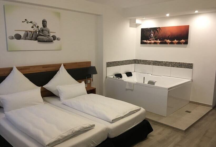 جناح جونيور, In Laisen