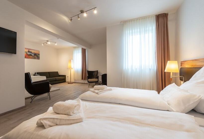 جناح عائلي, In Laisen