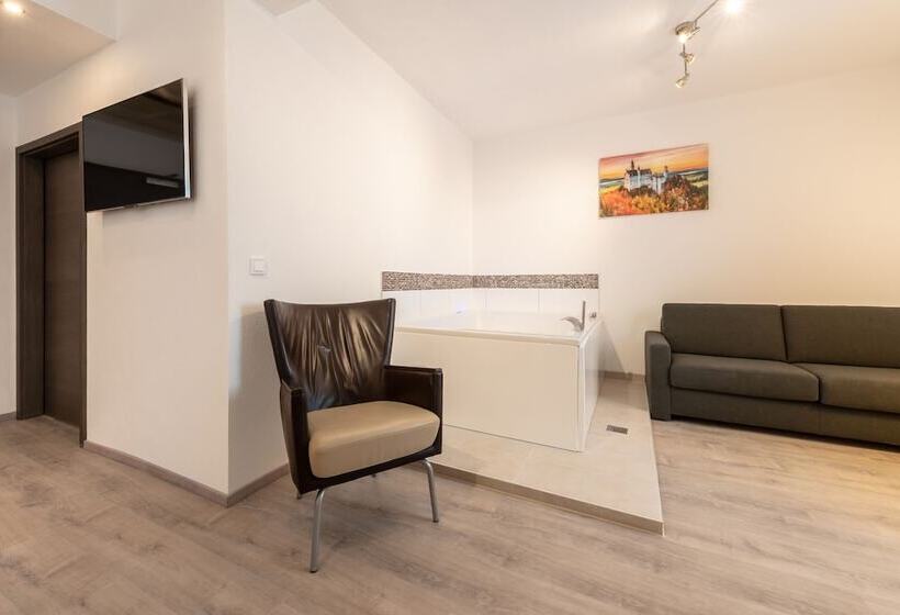 جناح عائلي, In Laisen