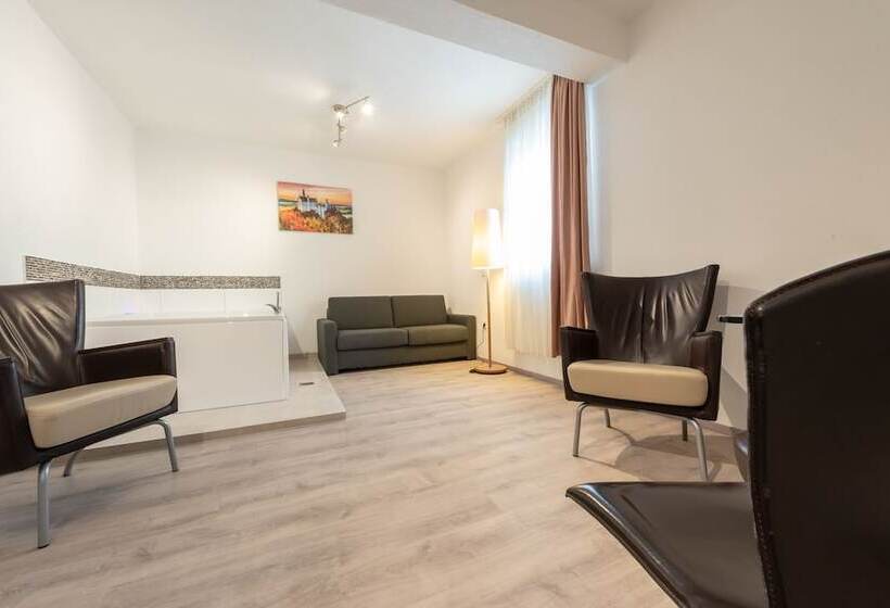 جناح عائلي, In Laisen