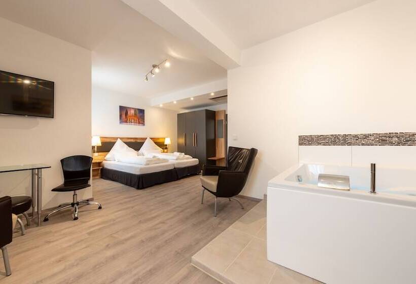 جناح عائلي, In Laisen