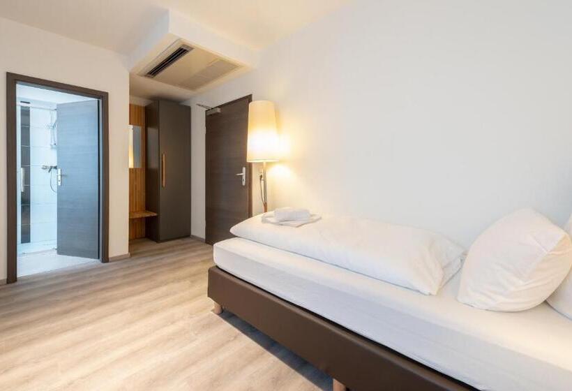 غرفة قياسية فردية, In Laisen