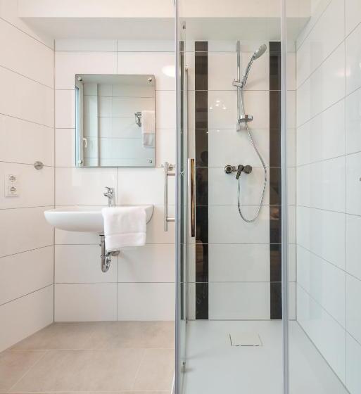 غرفة قياسية فردية, In Laisen