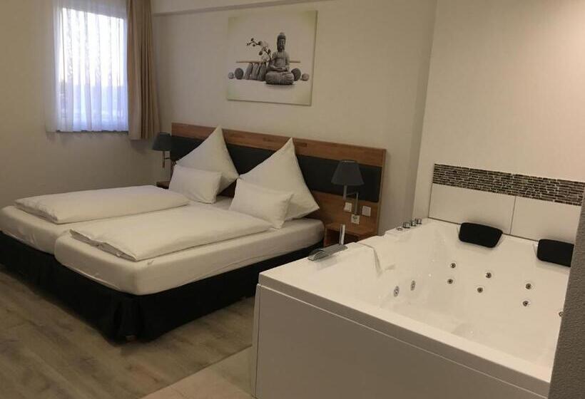 جناح جونيور, In Laisen