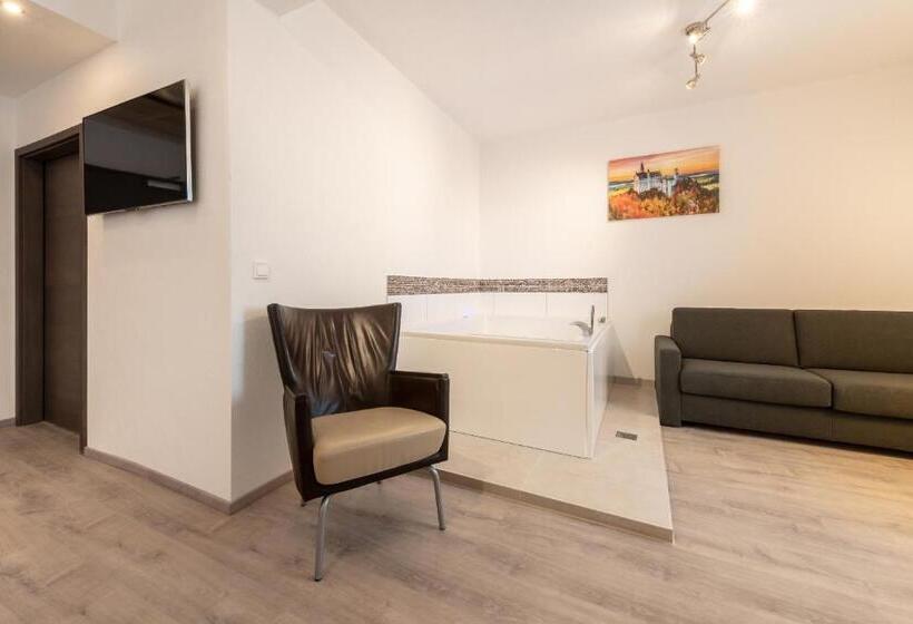 جناح عائلي, In Laisen