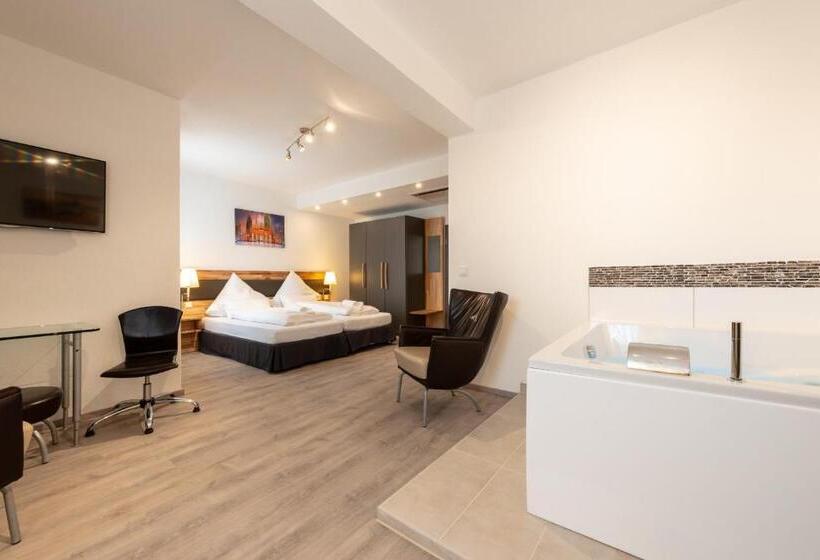 جناح عائلي, In Laisen