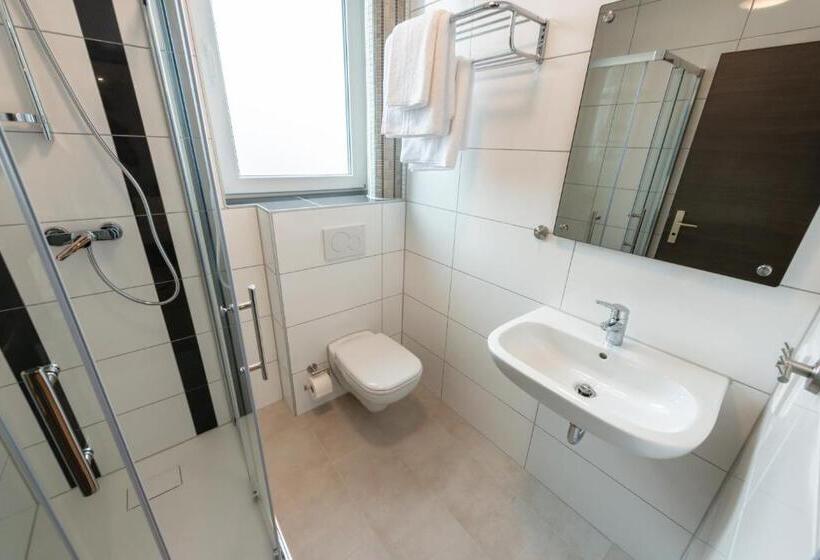 غرفة قياسية رباعية, In Laisen