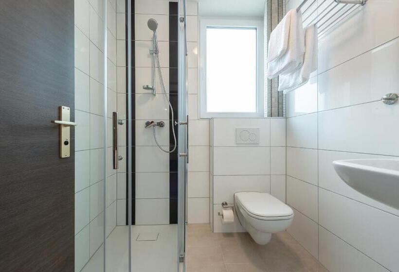 غرفة قياسية رباعية, In Laisen