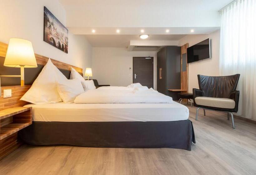 غرفة قياسية رباعية, In Laisen