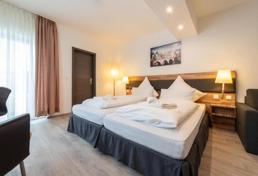 غرفة قياسية رباعية, In Laisen