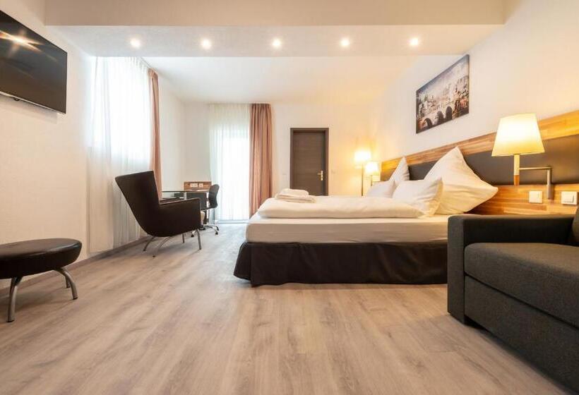 غرفة قياسية رباعية, In Laisen