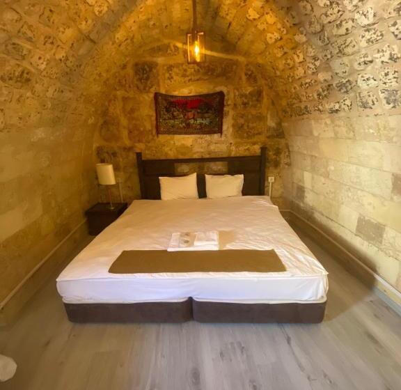 اتاق استاندارد سه نفره, Hanehan