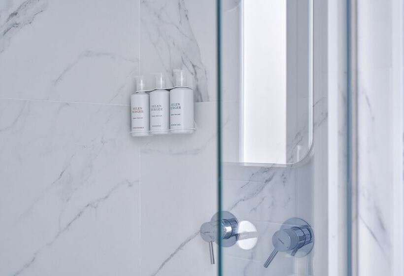 غرفة قياسية ثلاثية, Helen Berger Boutique