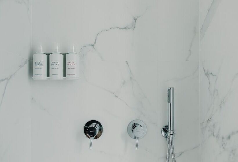 غرفة قياسية ثلاثية, Helen Berger Boutique