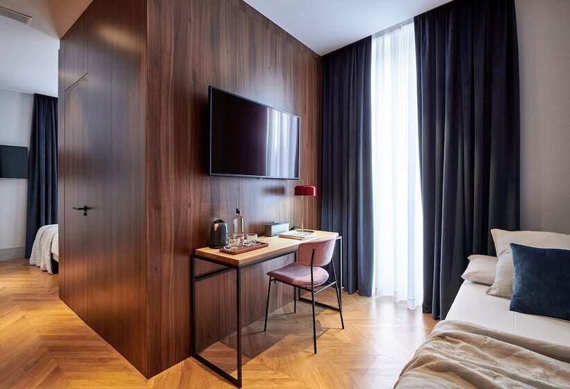 غرفة قياسية ثلاثية, Helen Berger Boutique