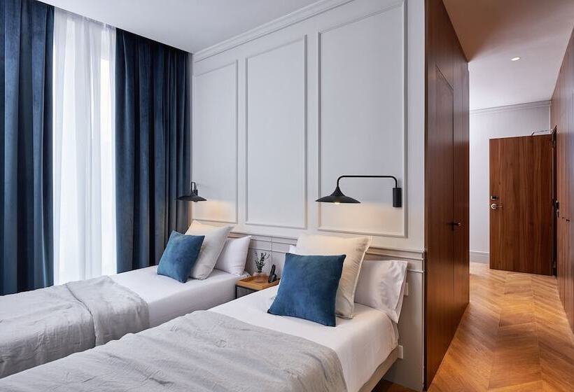 غرفة قياسية ثلاثية, Helen Berger Boutique